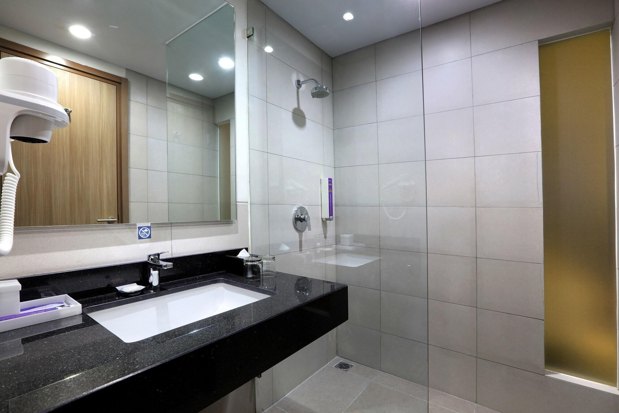 Hotel Quest Prime Cikarang By Aston Bekasi Zewnętrze zdjęcie