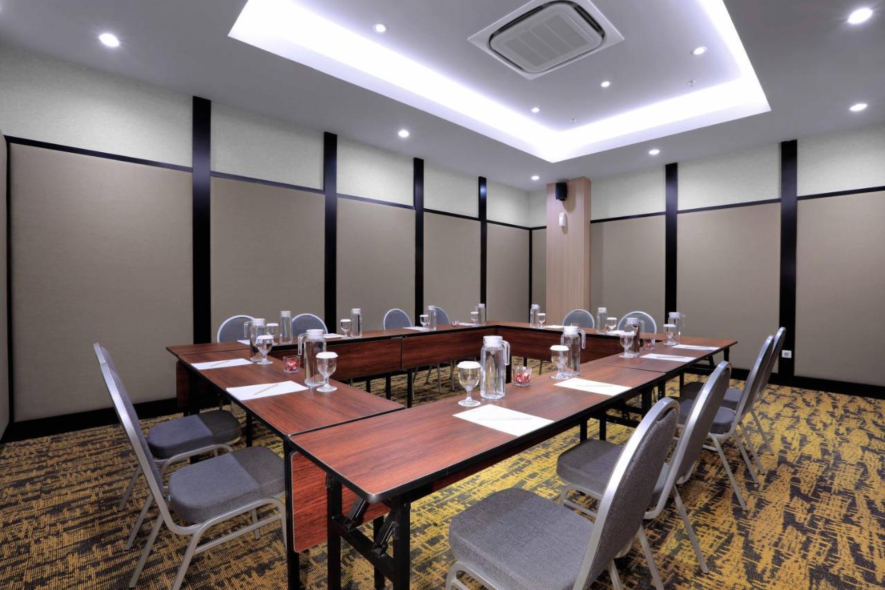 Hotel Quest Prime Cikarang By Aston Bekasi Zewnętrze zdjęcie